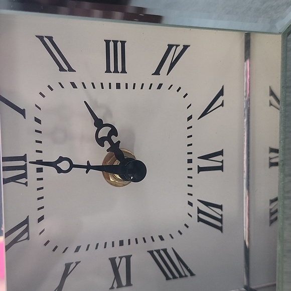 Square mirrored clock - Roman Numeral Face - Picture 2 of 6